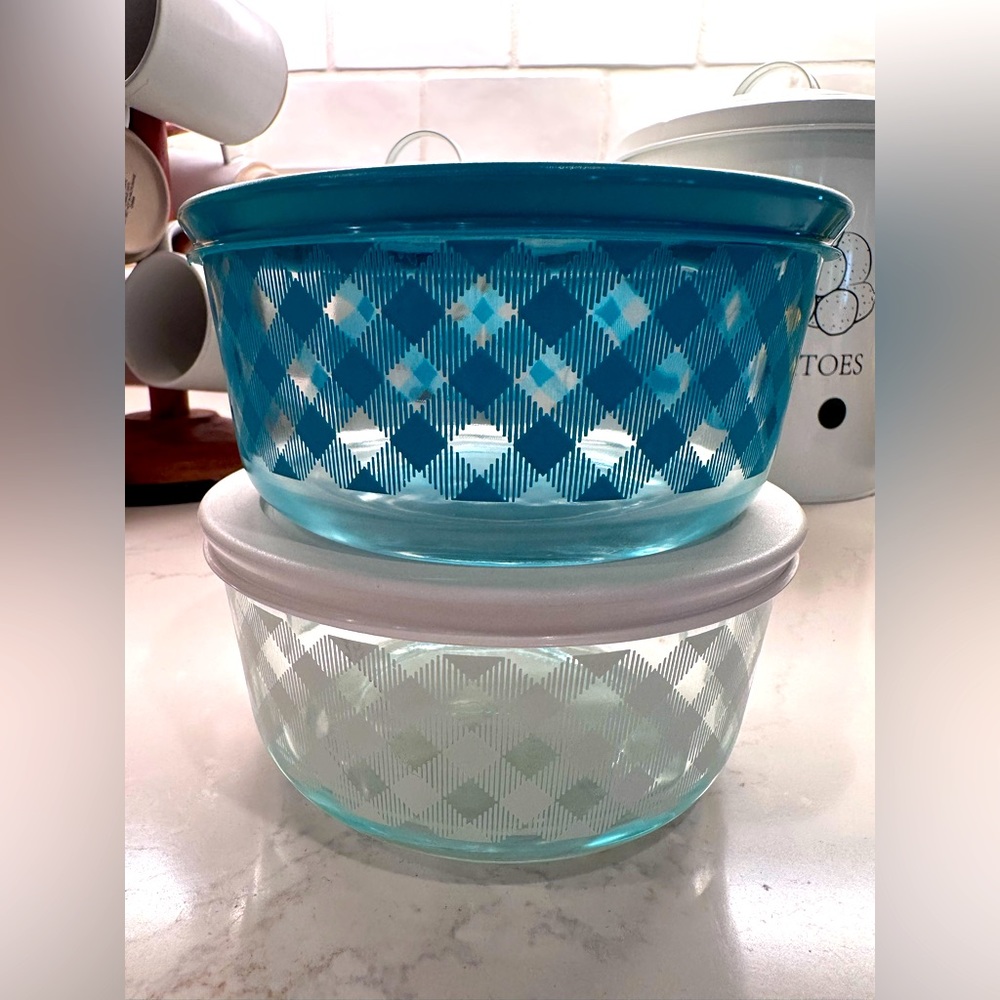 Set of 2 Pyrex 4 cup glass containers like new